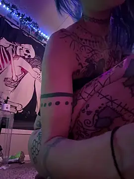 Snapshot of trashbrat chatting on 10/18/25, 06:16 trashbrat online show from 10/18/25, 06:16