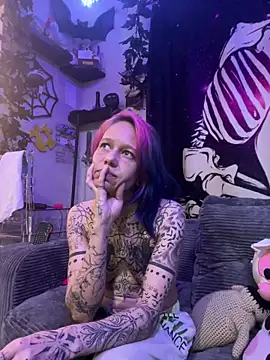 Snapshot of trashbrat chatting on 04/28/26, 02:27 trashbrat online show from 04/28/26, 02:27