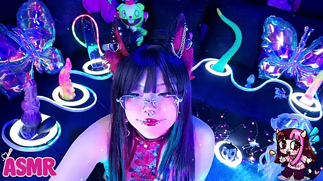 Snapshot of LaytonBox chatting on 05/19/26, 01:39 LaytonBox online show from 05/19/26, 01:39