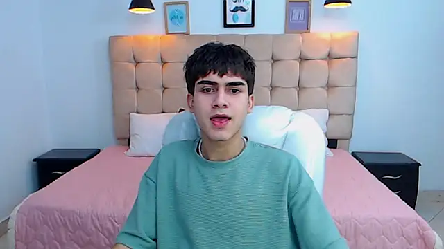 Snapshot of Tommy18__ chatting on 01/14/25, 06:02 Tommy18 online show from 01/14/25, 06:02
