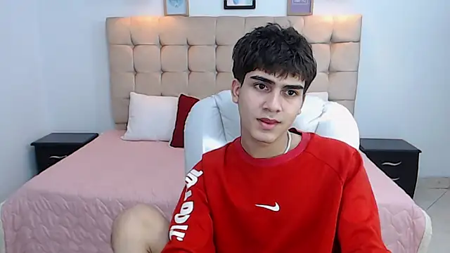 Snapshot of Tommy18__ chatting on 01/15/25, 06:12 Tommy18 online show from 01/15/25, 06:12