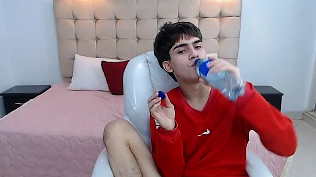 Snapshot of Tommy18__ chatting on 01/15/25, 12:15 Tommy18 online show from 01/15/25, 12:15