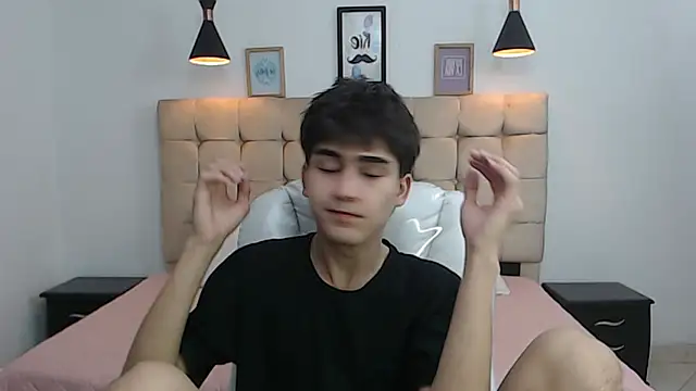 Snapshot of Tommy18__ chatting on 01/21/25, 06:22 Tommy18 online show from 01/21/25, 06:22