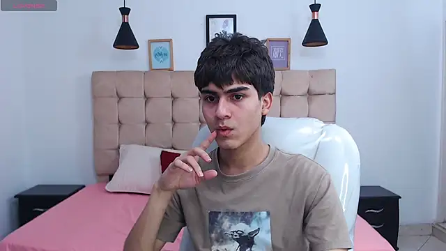 Snapshot of Tommy18__ chatting on 01/25/25, 04:34 Tommy18 online show from 01/25/25, 04:34