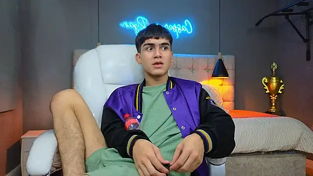 Snapshot of Tommy18__ chatting on 02/19/25, 12:44 Tommy18 online show from 02/19/25, 12:44