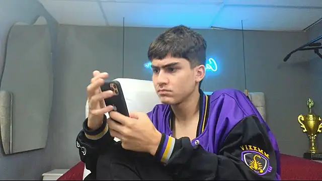 Snapshot of Tommy18__ chatting on 02/27/25, 10:15 Tommy18 online show from 02/27/25, 10:15