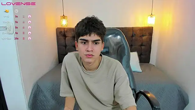 Snapshot of Tommy18__ chatting on 03/19/25, 01:54 Tommy18 online show from 03/19/25, 01:54