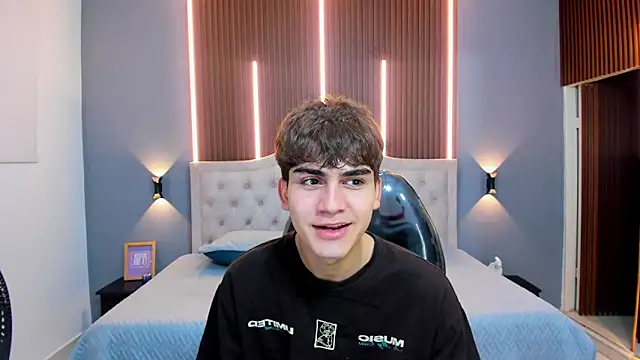Snapshot of Tommy18__ chatting on 09/19/25, 03:30 Tommy18 online show from 09/19/25, 03:30