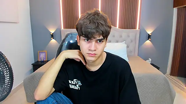 Snapshot of Tommy18__ chatting on 10/02/25, 03:46 Tommy18 online show from 10/02/25, 03:46