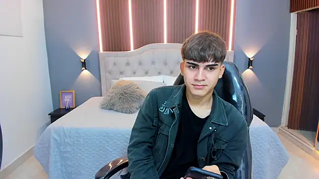 Snapshot of Tommy18__ chatting on 10/05/25, 03:38 Tommy18 online show from 10/05/25, 03:38