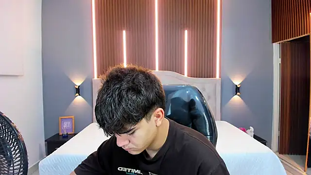 Snapshot of Tommy18__ chatting on 10/16/25, 03:29 Tommy18 online show from 10/16/25, 03:29