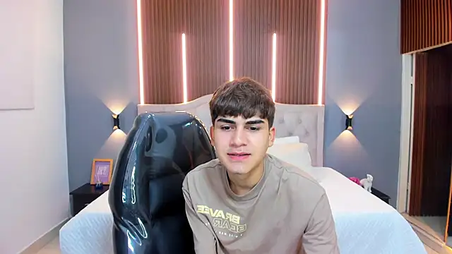 Snapshot of Tommy18__ chatting on 10/17/25, 03:31 Tommy18 online show from 10/17/25, 03:31