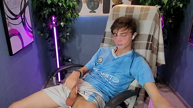 Snapshot of John_Weasley chatting on 09/13/25, 08:19 John Weasley online show from 09/13/25, 08:19