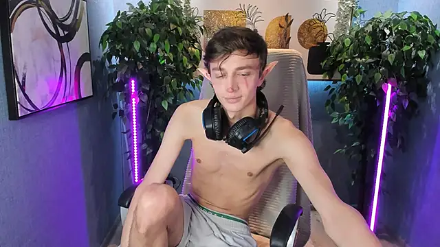 Snapshot of John_Weasley chatting on 10/22/25, 08:36 John Weasley online show from 10/22/25, 08:36