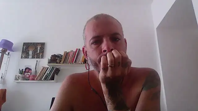 Snapshot of xtrppyx chatting on 10/20/25, 11:32 xtrppyx online show from 10/20/25, 11:32