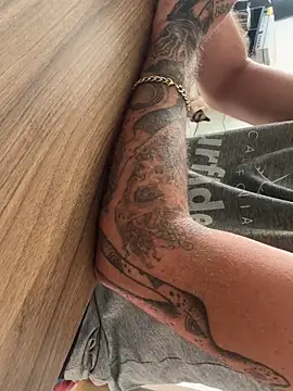 Snapshot of xtrppyx chatting on 10/27/25, 09:02 xtrppyx online show from 10/27/25, 09:02