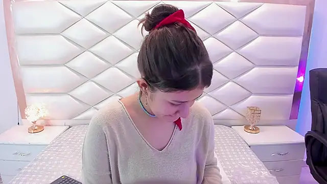 MiaQueen021 online show from 02/05/25, 12:27