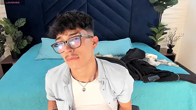 Snapshot of tim__fox chatting on 11/15/25, 12:02 tim fox online show from 11/15/25, 12:02