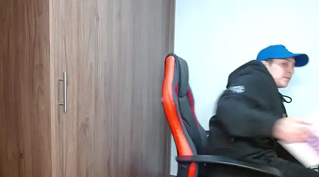 Snapshot of alex_parker07 chatting on 01/21/25, 11:24 alex parker07 online show from 01/21/25, 11:24