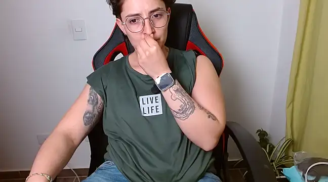 Snapshot of alex_parker07 chatting on 03/12/25, 03:35 alex parker07 online show from 03/12/25, 03:35