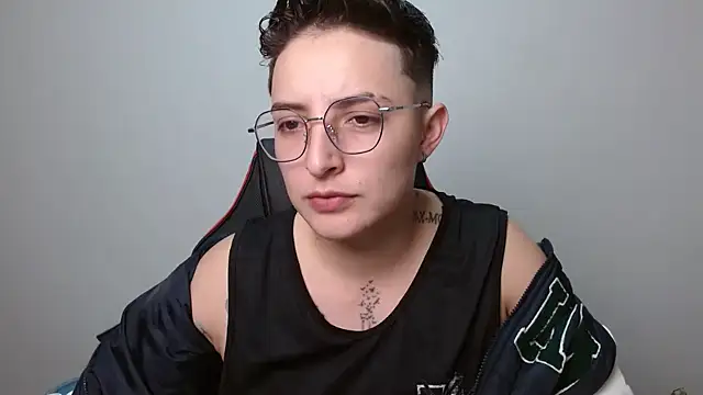 Snapshot of alex_parker07 chatting on 09/19/25, 12:02 alex parker07 online show from 09/19/25, 12:02