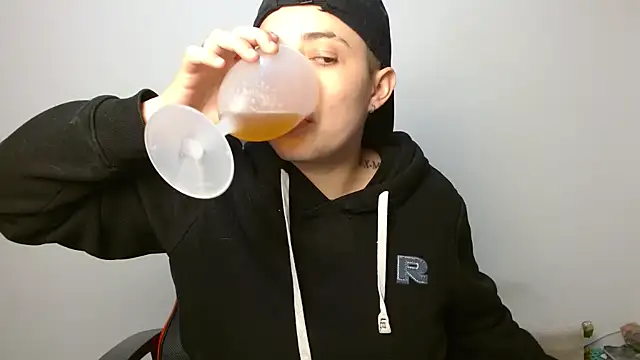 Snapshot of alex_parker07 chatting on 09/27/25, 11:32 alex parker07 online show from 09/27/25, 11:32