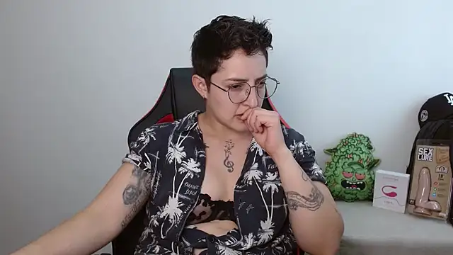 Snapshot of alex_parker07 chatting on 10/28/25, 08:11 alex parker07 online show from 10/28/25, 08:11