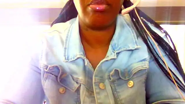 chocolatechipkukky85 online show from 04/15/26, 07:32