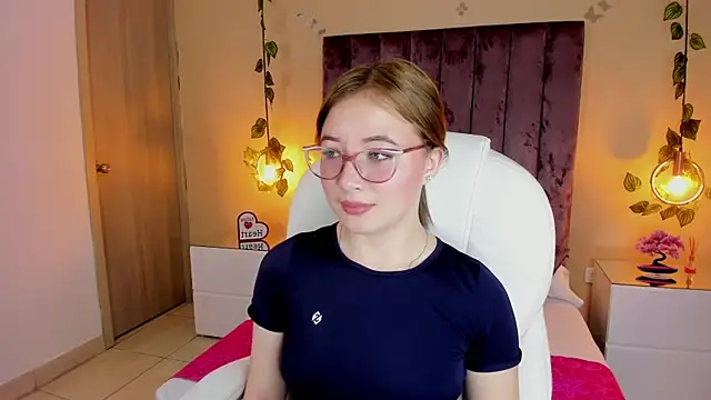Snapshot of Dahlia_Rousse chatting on 09/19/25, 10:21 Dahlia Rousse online show from 09/19/25, 10:21