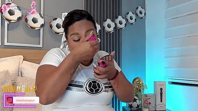Elise-Leyton online show from 06/17/26, 05:36