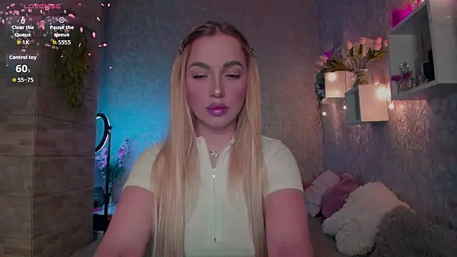 Snapshot of Mika_Rayy chatting on 12/15/25, 09:41 Mika Rayy online show from 12/15/25, 09:41