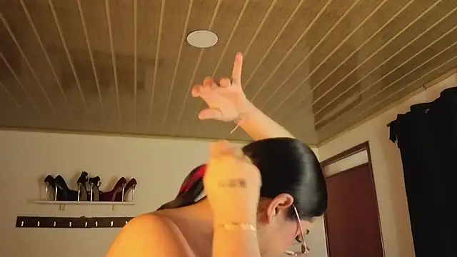 Renaxi Smith online show from 11/23/25, 07:46