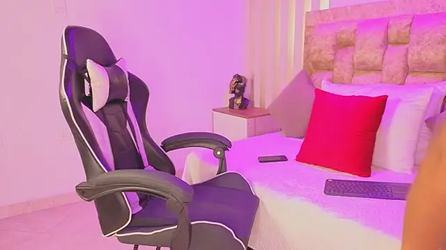 avis lara online show from 03/25/26, 07:31