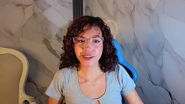 Snapshot of zoe_ch_ chatting on 06/04/26, 03:12 zoe ch online show from 06/04/26, 03:12