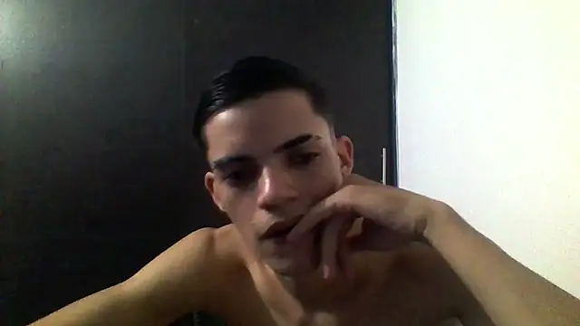 Snapshot of Latinos_2001 chatting on 05/09/26, 03:45 Latinos 2001 online show from 05/09/26, 03:45