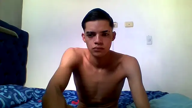 Snapshot of Latinos_2001 chatting on 05/22/26, 01:17 Latinos 2001 online show from 05/22/26, 01:17