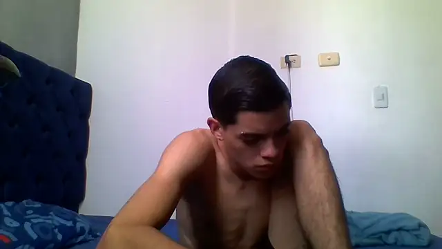 Snapshot of Latinos_2001 chatting on 06/10/26, 04:17 Latinos 2001 online show from 06/10/26, 04:17