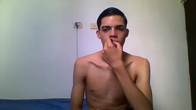 Snapshot of Latinos_2001 chatting on 06/11/26, 02:26 Latinos 2001 online show from 06/11/26, 02:26