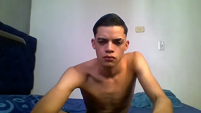 Snapshot of Latinos_2001 chatting on 06/13/26, 06:39 Latinos 2001 online show from 06/13/26, 06:39