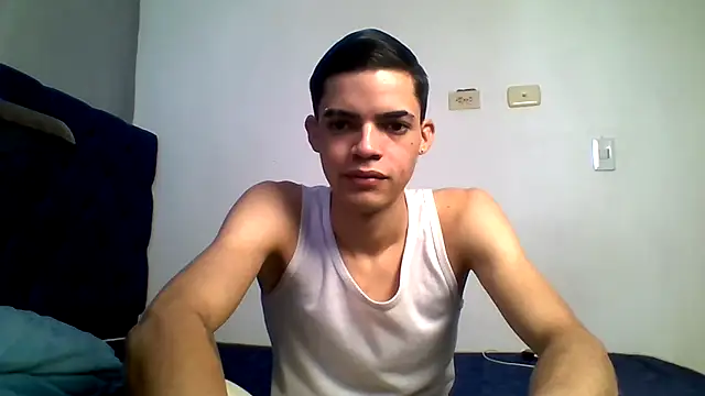 Latinos 2001 online show from 07/04/26, 02:45
