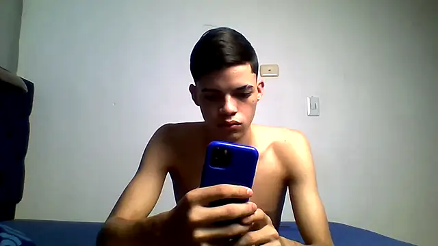 Latinos 2001 online show from 08/02/26, 12:47