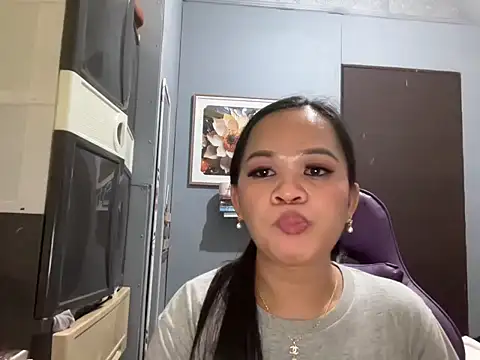 SophiaCourthaway online show from 11/06/25, 10:54