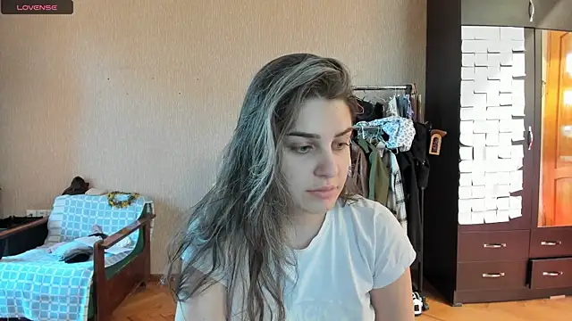 Snapshot of _Roselina_ chatting on 05/20/26, 08:20 Roselina online show from 05/20/26, 08:20