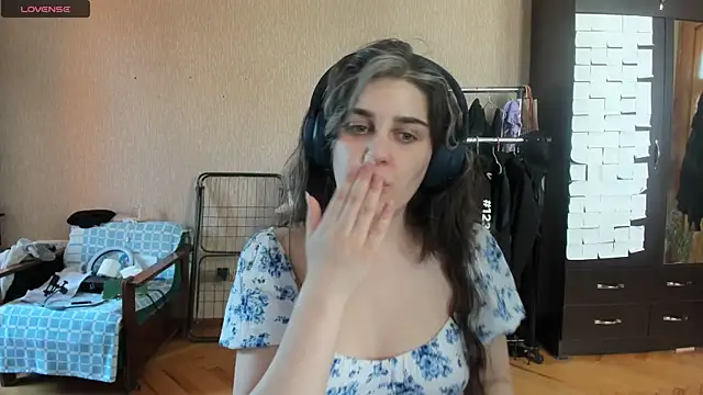 Snapshot of _Roselina_ chatting on 06/25/26, 09:47 Roselina online show from 06/25/26, 09:47