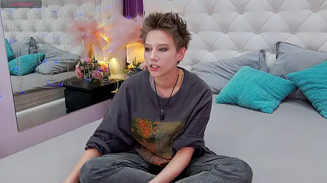 via mayer  online show from 01/31/25, 08:43