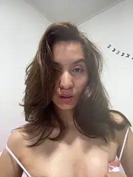 Bella still online show from 06/04/26, 10:49