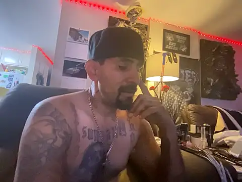 Snapshot of hornycouple818 chatting on 01/28/25, 02:42 hornycouple818 online show from 01/28/25, 02:42