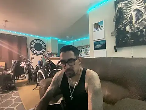 Snapshot of hornycouple818 chatting on 02/15/25, 08:11 hornycouple818 online show from 02/15/25, 08:11