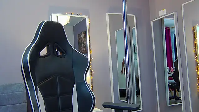 Snapshot of Eva_Lovvia_ chatting on 02/20/25, 10:48 Eva Lovvia  online show from 02/20/25, 10:48