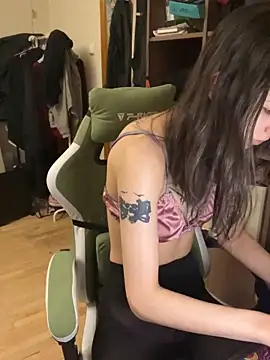 Snapshot of mollyEXD chatting on 12/18/25, 02:12 mollyEXD online show from 12/18/25, 02:12